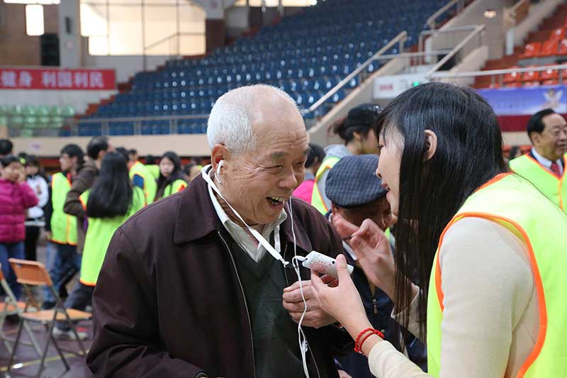 廣東肇慶數(shù)千名聽障人士重獲新聲（攝影 姜長(zhǎng)庚）