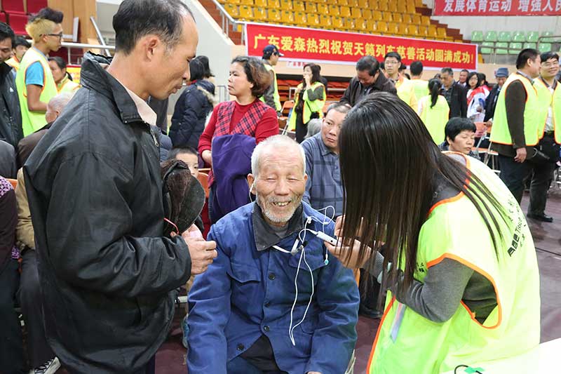 廣東肇慶數(shù)千名聽障人士重獲新聲（攝影 姜長(zhǎng)庚）