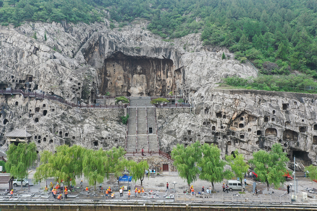 河南洛陽(yáng)：工作人員修復(fù)龍門(mén)石窟